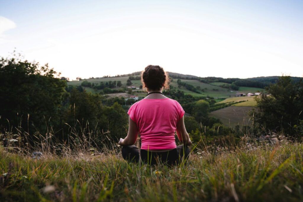 Persona che riflette sul proprio equilibrio lavorativo, simbolo del "quiet quitting" e gestione dello stress