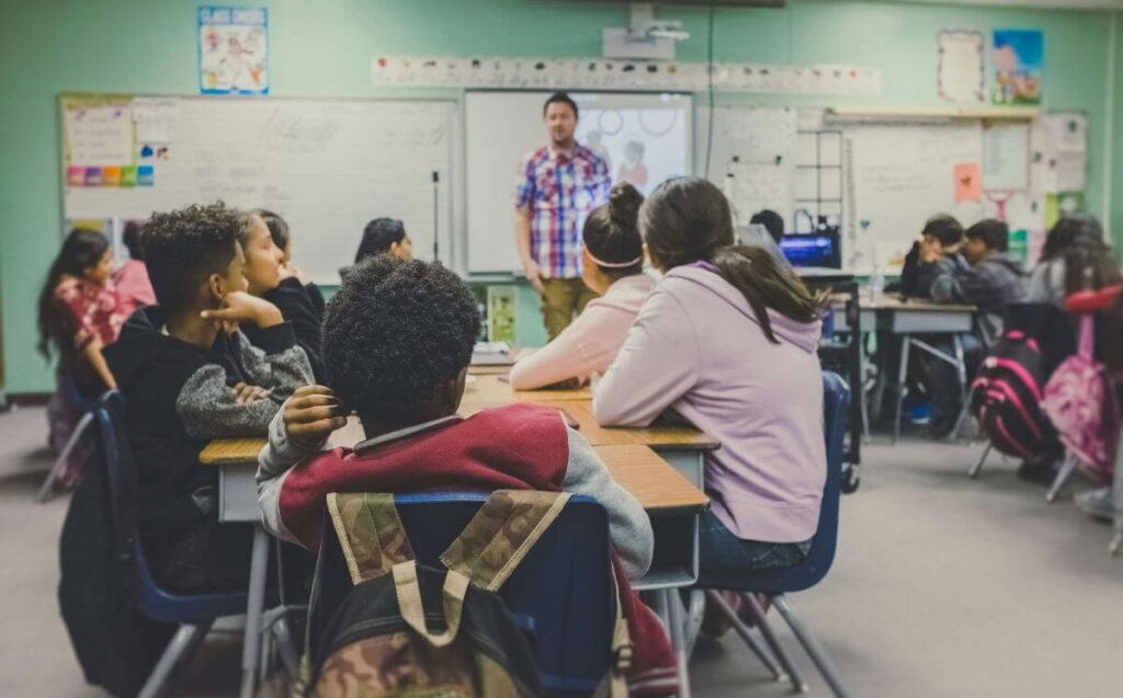 Insegnanti che affrontano il bullismo scolastico in classe